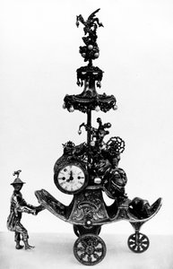 チャールズDの「アルフレッドデロスチャイルドのコレクションを形成する芸術作品の説明」からのイラストによる、中国人乗務員によって押され、時計がセットされた戦車の形をしたオートマトン